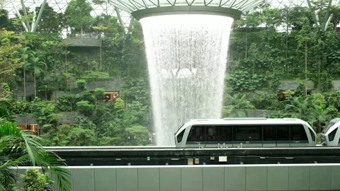 Singapore 26.07.2026 MRT Train Passing Rain Vortex at Jewel Changi Airport Vídeos de archivo 342249804