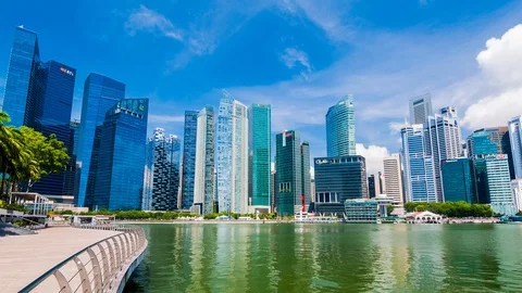 SINGAPORE - August 23, 2017:View from the infinity pool at Marina Bay Sands Видео 102151540