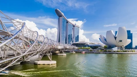 SINGAPORE - August 23, 2017:View from the infinity pool at Marina Bay Sands Видео 102151844