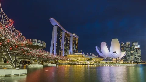 SINGAPORE - August 23, 2017:View from the infinity pool at Marina Bay Sands Видео 102212331