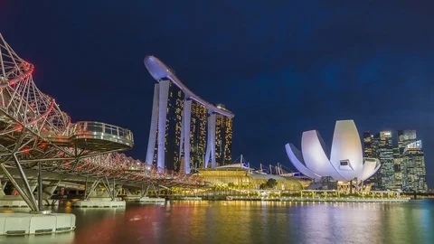 SINGAPORE - August 23, 2017:View from the infinity pool at Marina Bay Sands Видео 102212561