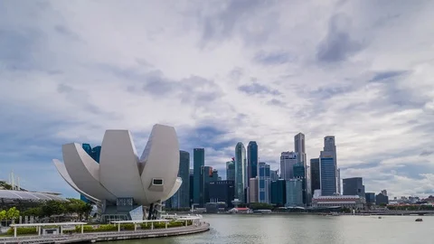 SINGAPORE - August 23, 2017:View from the infinity pool at Marina Bay Sands Видео 102212638