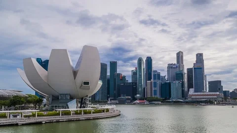 SINGAPORE - August 23, 2017:View from the infinity pool at Marina Bay Sands Видео 102212893