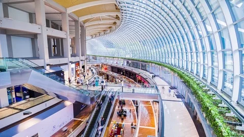 SINGAPORE - August 23: Timelapse in motion - inside view in the shopping mall Video stock 79645289