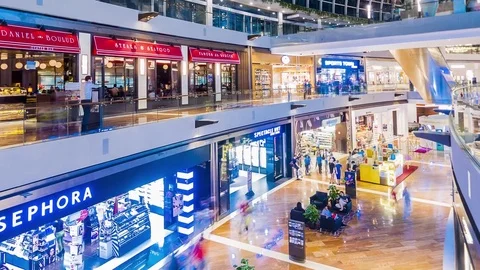 SINGAPORE - August 23: Timelapse in motion - inside view in the shopping mall Video stock 79648532