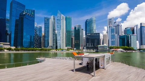 SINGAPORE - August 24, 2017:View from the infinity pool at Marina Bay Sands Видео 102596419