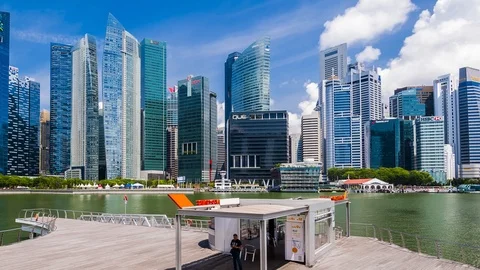 SINGAPORE - August 24, 2017:View from the infinity pool at Marina Bay Sands Video stock 102596733