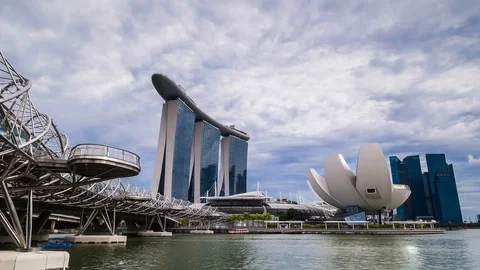 SINGAPORE - August 24, 2017:View from the infinity pool at Marina Bay Sands Vídeo Stock 102597505