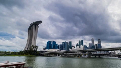 SINGAPORE - August 24, 2017:View from the infinity pool at Marina Bay Sands Stock-Footage 102598151