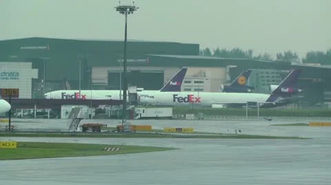 Singapore Changi Airport 03 fedex and singapore airlines Stock Footage