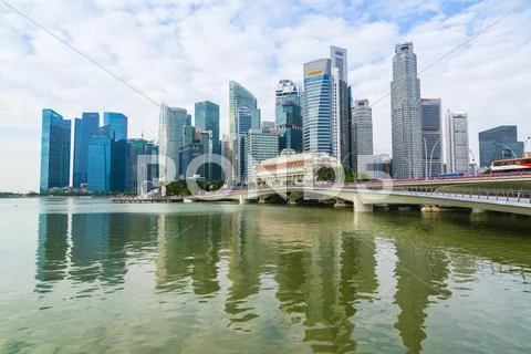 Singapore skyline, financial district skyscrapers with the Fullerton Hotel and Stock Photos