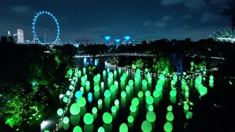 Singapore , View of the eggs floating over water, the decoration at the Vídeo Stock 143640853
