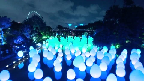 Singapore , View of the eggs floating over water, the decoration at the Vídeo Stock 143641503