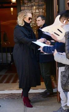  Singer Adele leaves her downtown hotel on November 17 2015 in New York Ci... Stock-Fotos