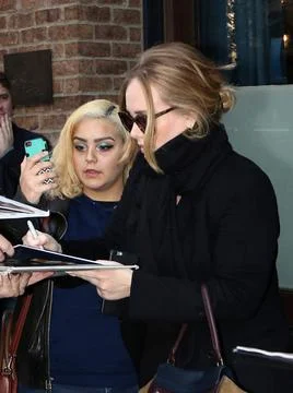  Singer Adele signs autographs and poses with fans as she left a downtown ... Stock-Fotos