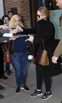 Singer Adele signs autographs and poses with fans as she left a downtown ... Stock-Fotos