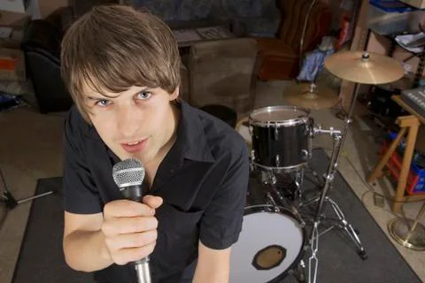 Singer of band practicing in studio Foto stock