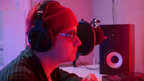 Singer man can not sing because of a sore throat. Stock-Footage 170184045