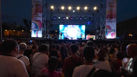Singer performing in the box with psychedelic screen behind him.MOV 스톡 동영상 279155004