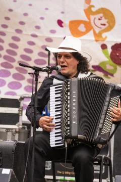 The singer ROM Santino Spinelli performs at the Festa dei Popoli in Chieti Stock-Fotos