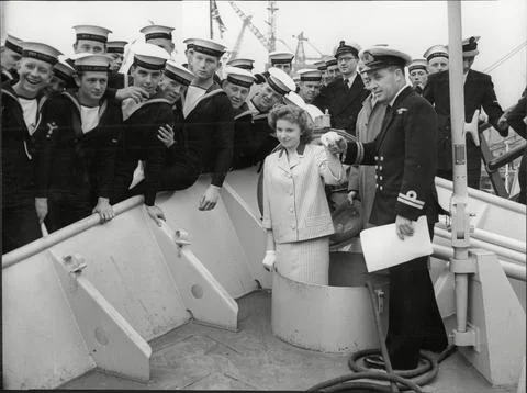 Singer Ruby Murray (died 12/96) With Sailors Aboard Hms Murray. Foto stock