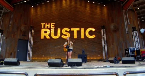 Singer in Rustic bar, Houston, 4k Vidéo 140343582