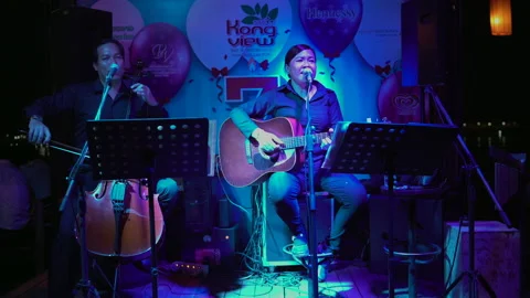 Singer singing at night in a bar in Vientiane, Laos Vídeo Stock 133937454