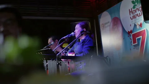 Singer singing at night in a bar in Vientiane, Laos Vídeo Stock 133955549