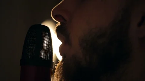 Singer sings in the studio Vídeos de archivo 96176922