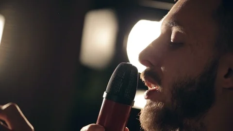 Singer sings in the studio Vídeos de archivo 96177135