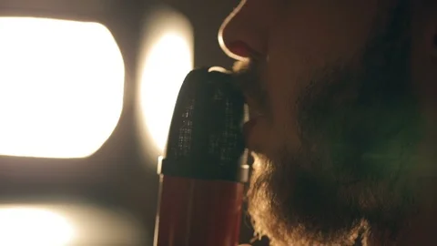 Singer sings in the studio Stockbeeldmateriaal 96177255