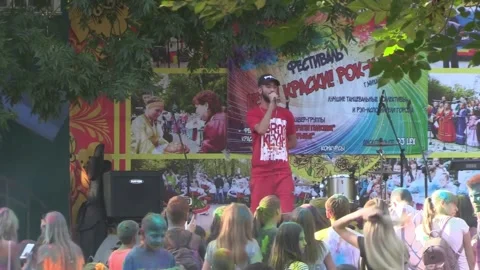 The singer on stage Видео 148813832