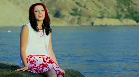 Singing on the beach Video stock 32243187