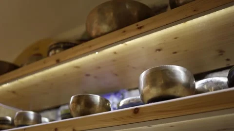 Singing bowls in the store Video stock 289475870