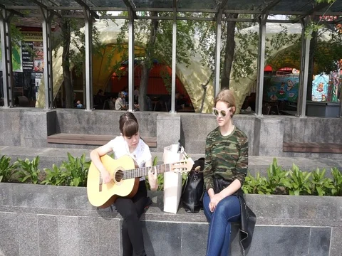 Singing women Vídeo Stock 77157986