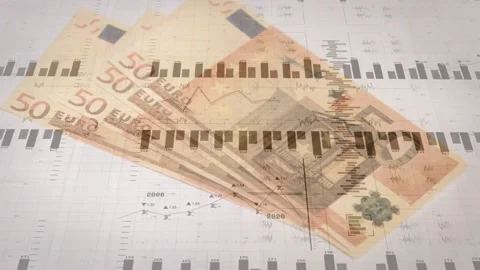 Single 50 euro note entering corner, sweeping into fanned stack showing dense Vídeos de archivo 329433758