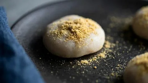 A single ball of bread dough covered in flour on a dark textured baking mat or 스톡 사진