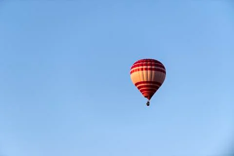 A single balloon on a blue sky 스톡 사진
