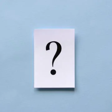 Single black printed question mark on a white card Stock-Fotos