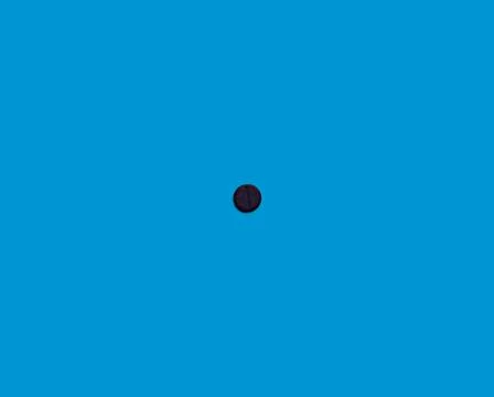 A single black tablet on a blue background. Medical pharmaceutical concept. T Stock-Fotos