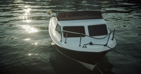 Single boat floating reflection from low sun Vidéo 141744834