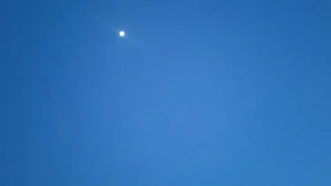Single Bright Star In Deep Blue Sky 库存影片 334356504