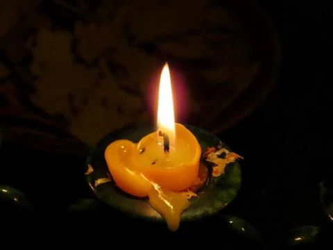 Single burning candle Stock-Fotos