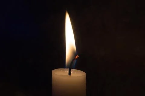 A single candle burning 库存照片