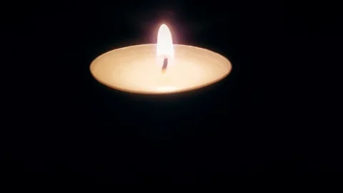 Single candle flame in the dark Vídeo Stock 86423350