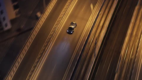 Single car speeding on an illuminated highway at night, creating motion blur Vídeos de archivo 341958573