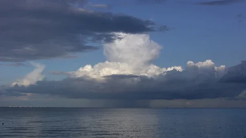 Single cell Cumulonimbus cloud pedicting thunderstorm Video stock 107746264