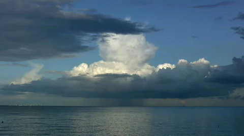 Single cell Cumulonimbus cloud predicting thunderstorm - time lapse Видео 476763