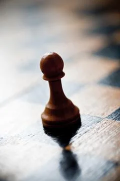 Single chessman on chessboard Foto stock