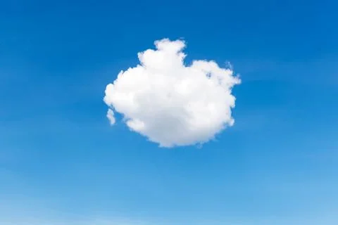 Single cloud on the bright summer day, cloud and blue sky Foto stock